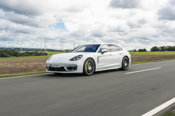 Porsche-Panamera-Electric-C4-700x466