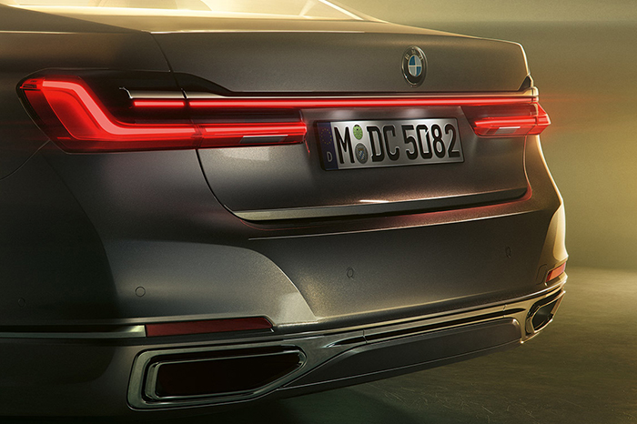 BMW 7 Series 700x466 Rear